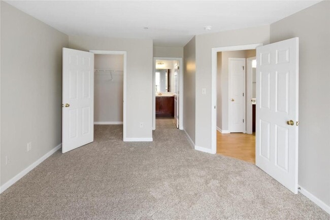Building Photo - 300 Stonewall Creek Dr