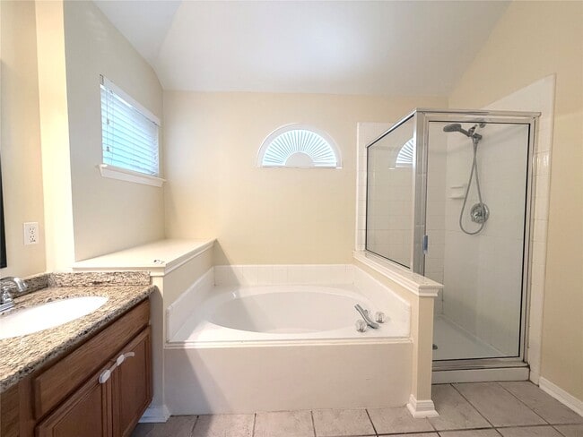 Building Photo - 12211 Meadow Crest Ct