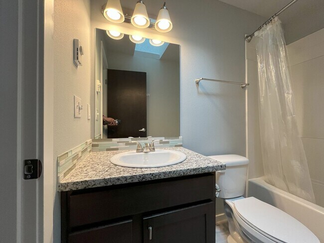 Building Photo - Charming SE Bungalow 3 Bed 2 Bathroom with Washer & Dryer