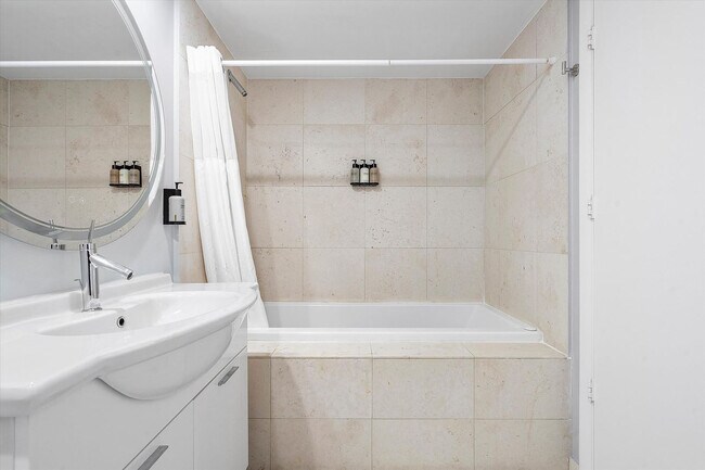 Building Photo - 485 Brickell Ave