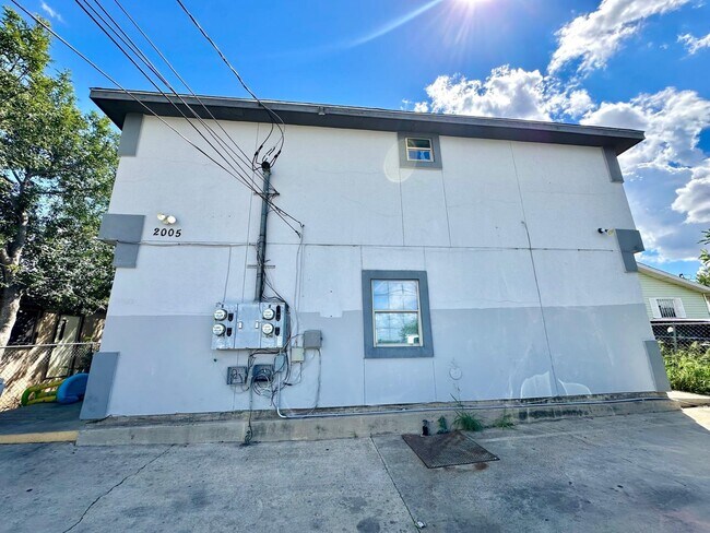 Building Photo - 2005 Cross St