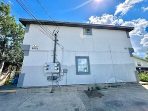 Building Photo - 2005 Cross St