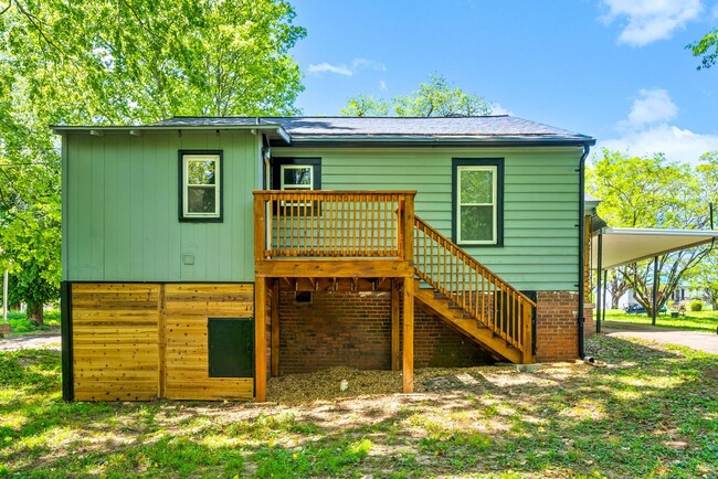Building Photo - 2 Bedroom Home For Rent Near Madison Street!