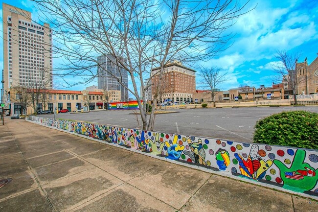 Building Photo - 612 Center St