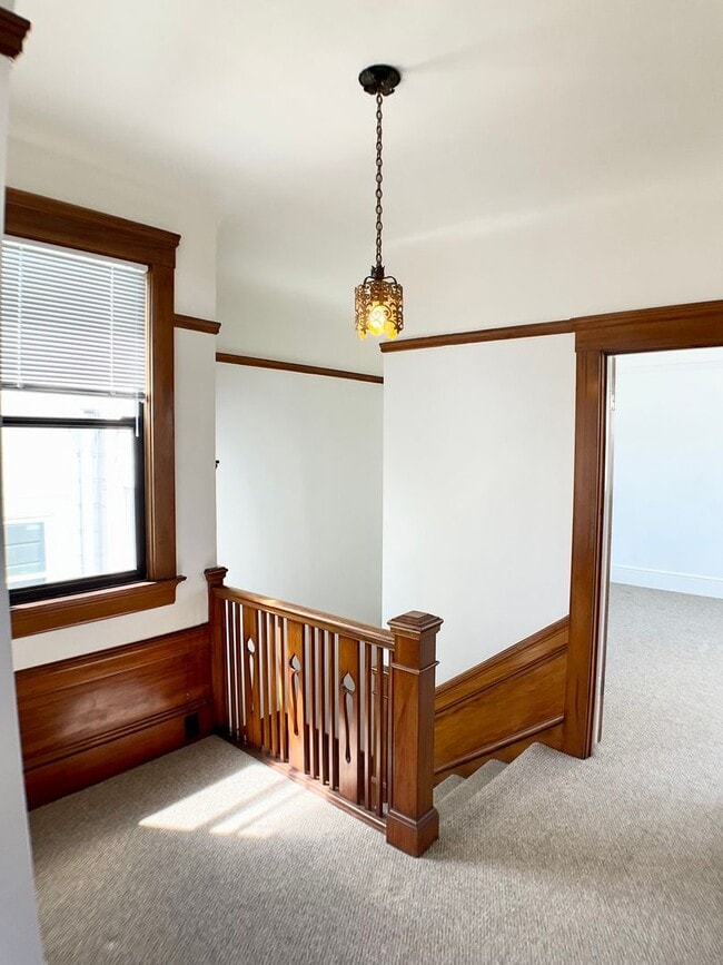 Building Photo - Stunning Multi-Level 4/2.5 W/ Dining Room....