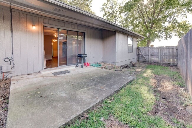 Building Photo - PETS NOT ALLOWED - Newly renovated duplex unit in the heart of midtown Tulsa