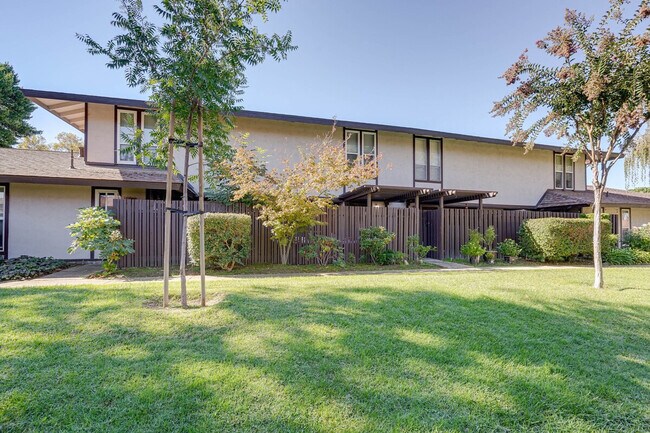 Building Photo - 5474 Roundtree Pl