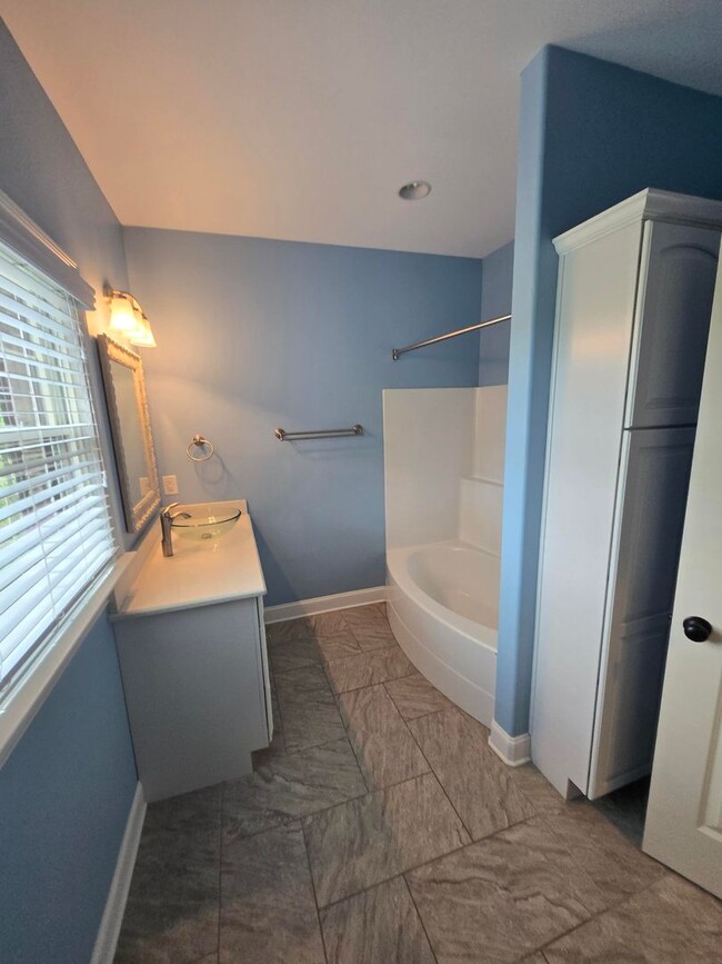 Building Photo - Luxury 4-Bedroom Home with Outdoor Oasis i...