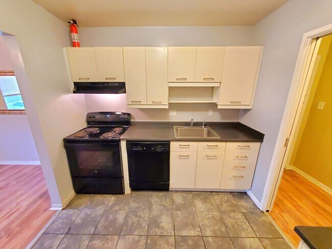 Building Photo - Sun-filled 1 Bed 1 Bath Condo With Balcony In Hawthorne Village