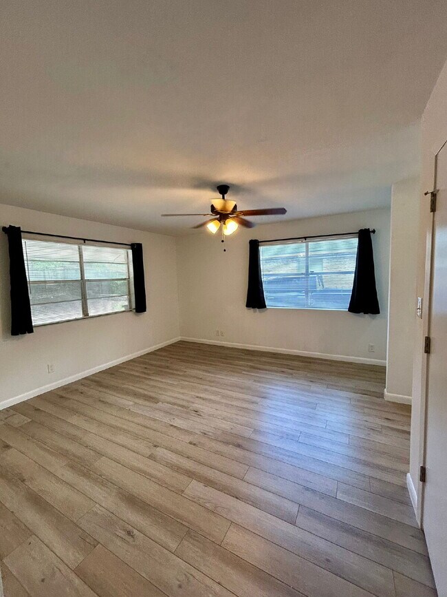 Building Photo - Spacious 5-Bedroom Home Steps from Walnut ...
