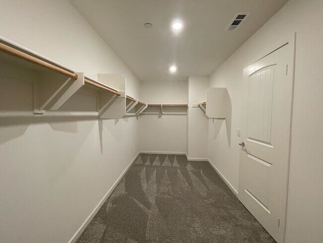 Building Photo - 5-Bedroom Home, Including In-Law Suite, in...