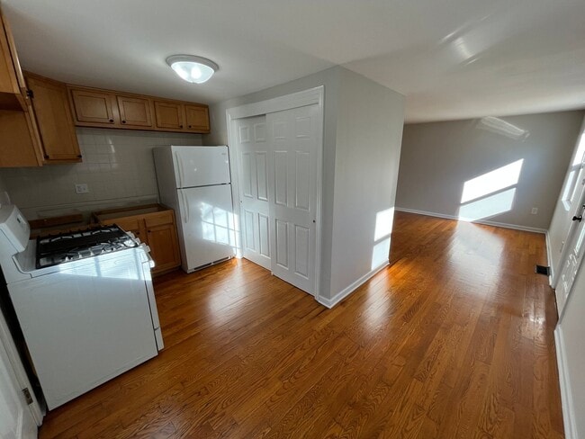 Building Photo - **REMODELED 2-BEDROOM HOME w/ CARPORT IN B...