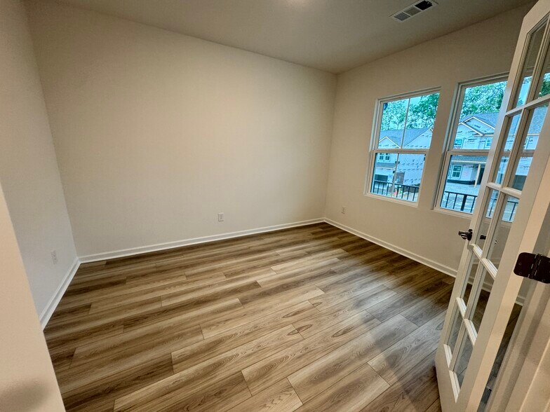Building Photo - 484 Jet Stream Dr