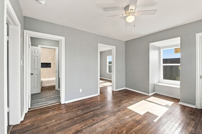 Building Photo - 304 E 22nd St