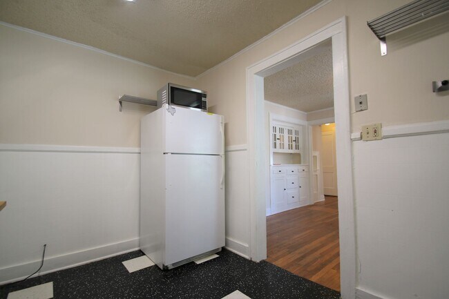 Building Photo - Charming 2/1 Downstairs Apartment Unit w/ ...