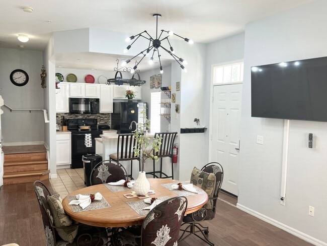 Building Photo - Fully Furnished 4 Bedroom 3 Bath Townhome ...