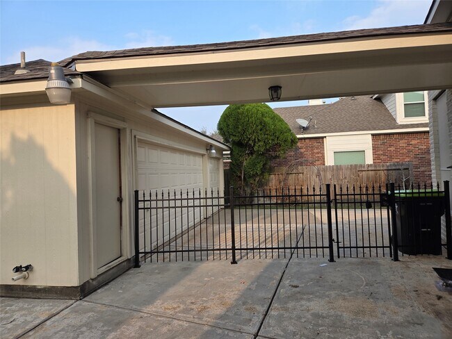 Building Photo - 4306 Lakeside Meadow Dr