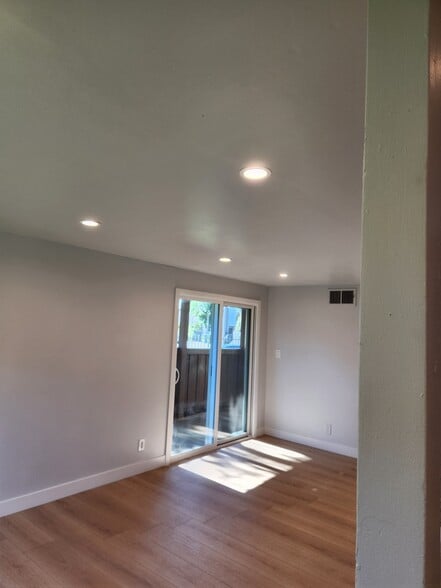 Building Photo - 14501 Tupper St