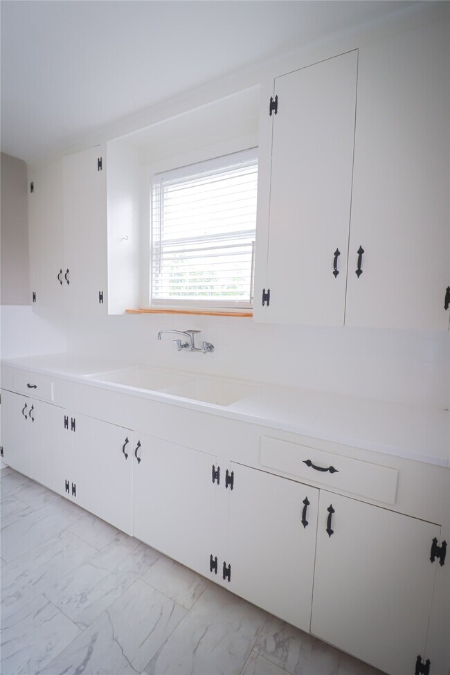 Building Photo - 3012 Avenue O 1/2