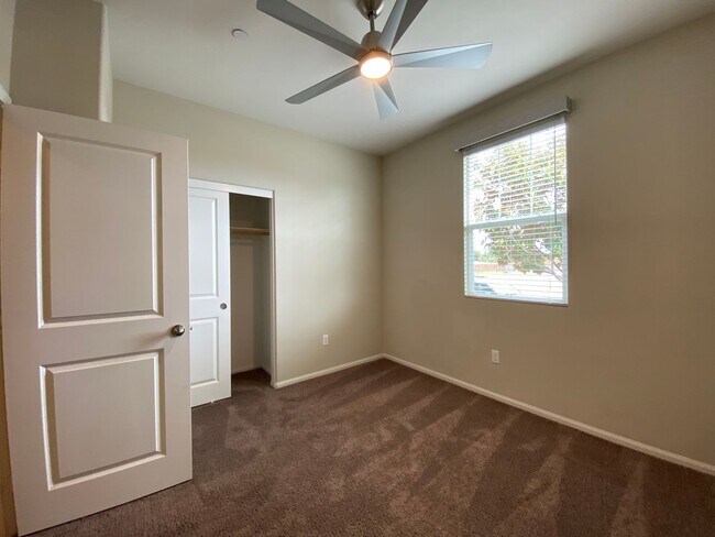 Building Photo - Beautiful 5 Bedroom/3 Bath Oceanside Home in Dixie Village