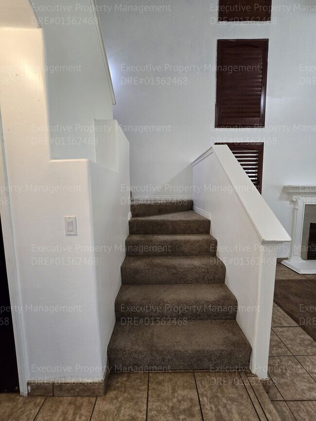 Building Photo - 3 bedroom/ 2.5 bathroom 2 story home.