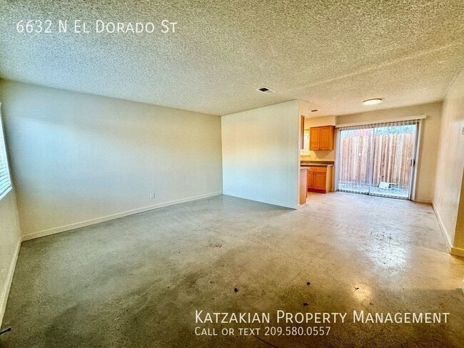 Building Photo - Updated Single-Story 2-Bedroom 1-Bath Triplex