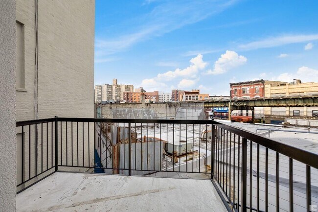 Building Photo - Massive 3 bed 2 bath in the heart of willi...