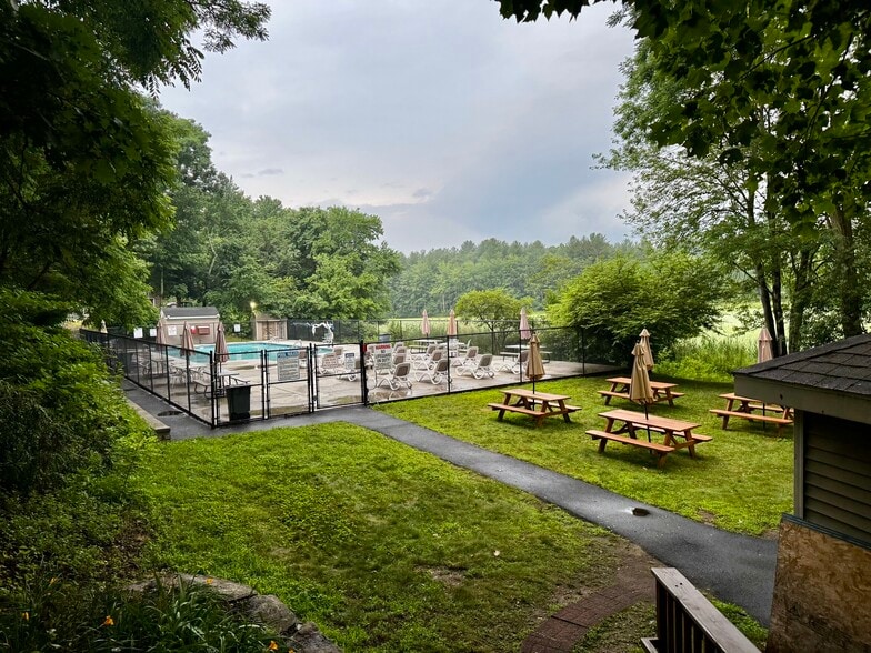 Building Photo - 6 Thayer Pond Dr
