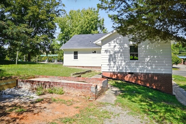 Building Photo - Four Bedroom Home!