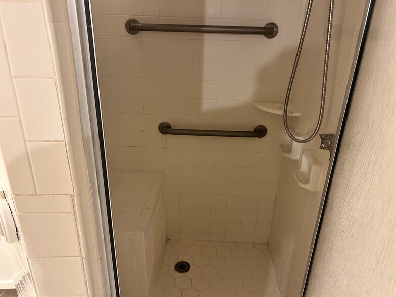 Building Photo - 2652 Merwyn Rd