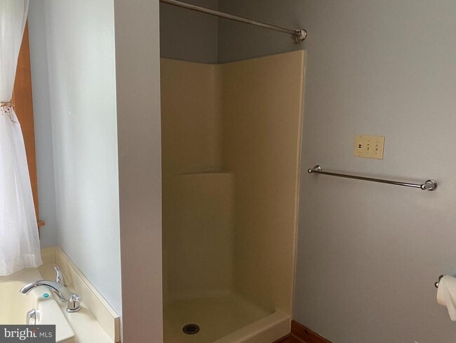 Building Photo - 1909 Back Mountain Rd