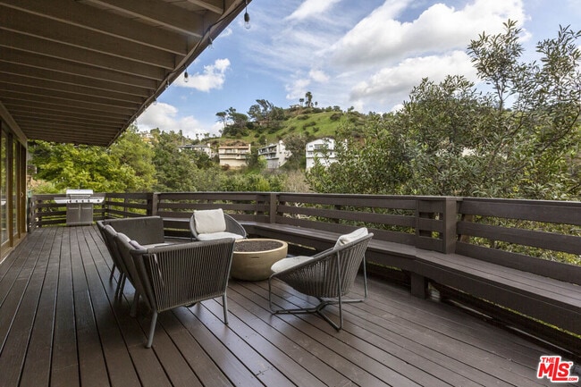 Building Photo - 2470 Zorada Dr