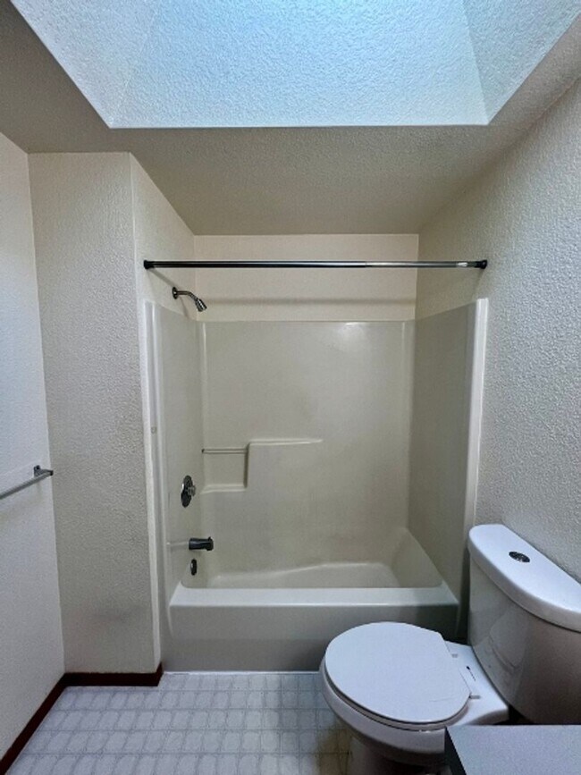 Building Photo - PENDING APPLICATION; 3 BD w/ Vaulted Ceiling