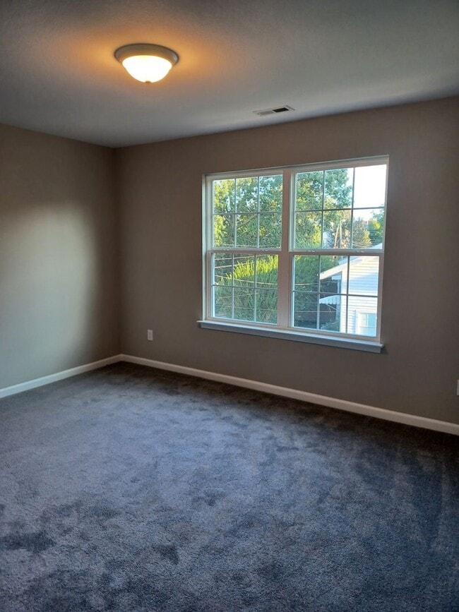 Building Photo - Beautiful 5 Bedroom Home in Hampton