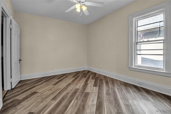 Building Photo - 522 W Ferry St