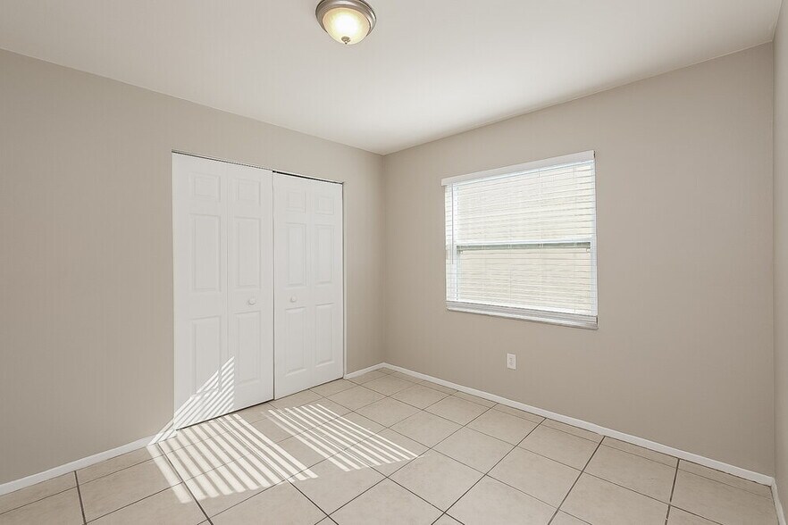 Building Photo - 908 Pine Ridge Cir E