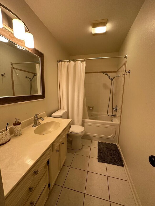 Building Photo - Beautiful South Bossier Home with Sunroom!