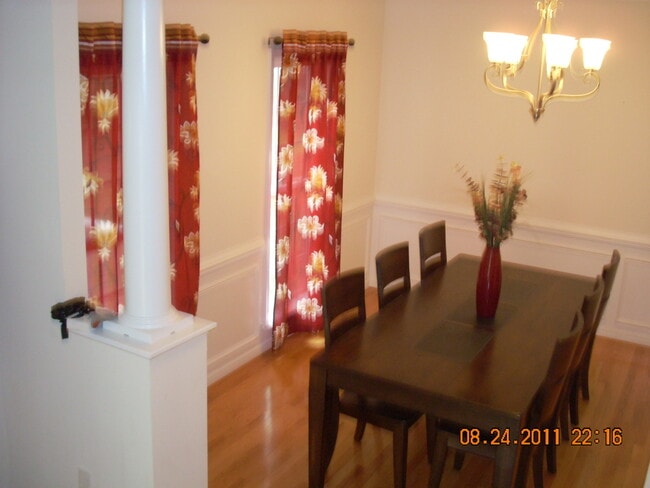 Building Photo - 3 BR / 2.5 BA Private home near Pony Pasture/James River.