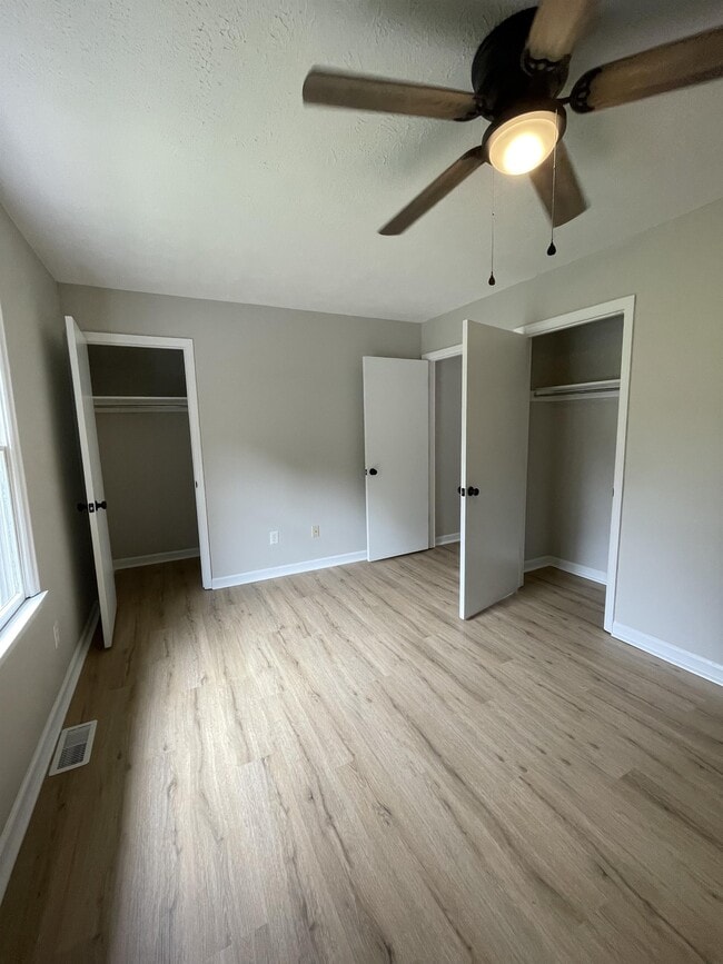 Building Photo - 139 E Vail Dr