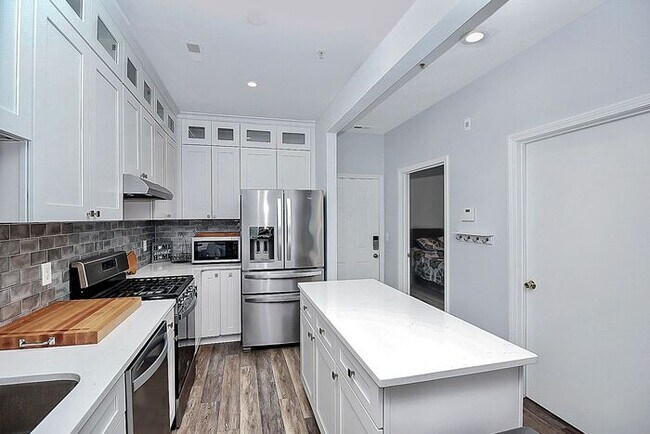 Building Photo - Stunningly Updated 2BD/2BA Ground Floor Un...