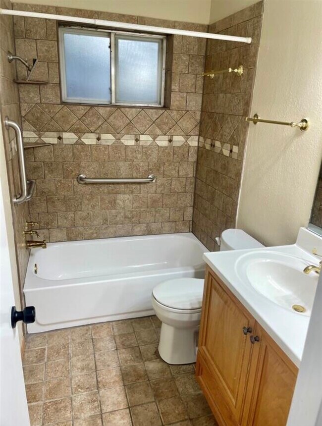 Building Photo - 5030 Valleyview Dr