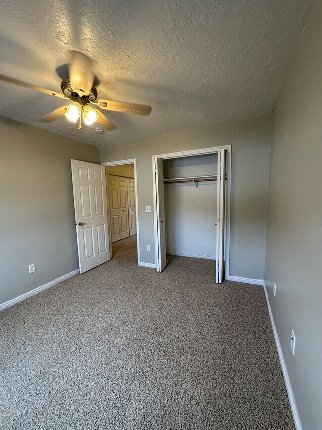 Building Photo - Cute 2 bed 1.5 bath townhome in the Meadows - Month-to-Month Lease!