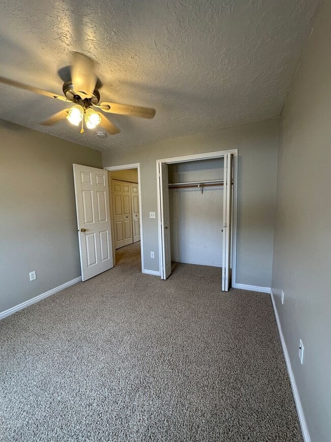 Building Photo - Cute 2 bed 1.5 bath townhome in the Meadows