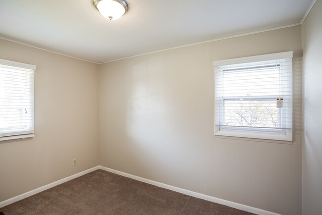 Building Photo - 3 bed 2 bath in Noblesville with fenced in...