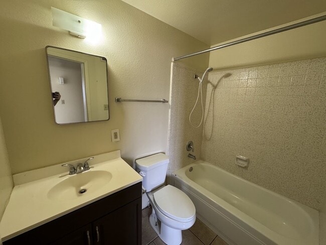 Building Photo - Holiday Gardens 2br Townhome