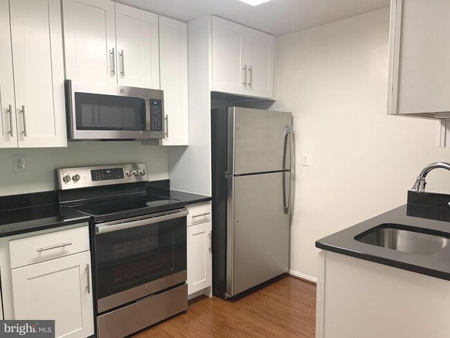 Building Photo - Beautifully updated 2 bd 1 bth patio level condo backing to open area.