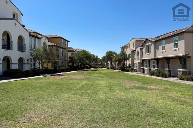 Building Photo - 3Bed/2.5Bath Three-Story Townhouse in Vistancia! Ready for Immediate Move-In! – 2 CAR GARAGE!