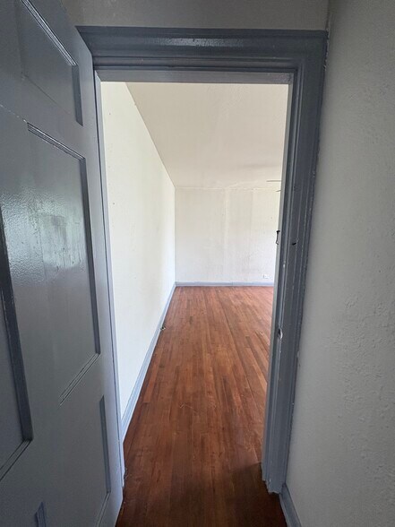Entrance to bedroom - 210 Claremont Ave