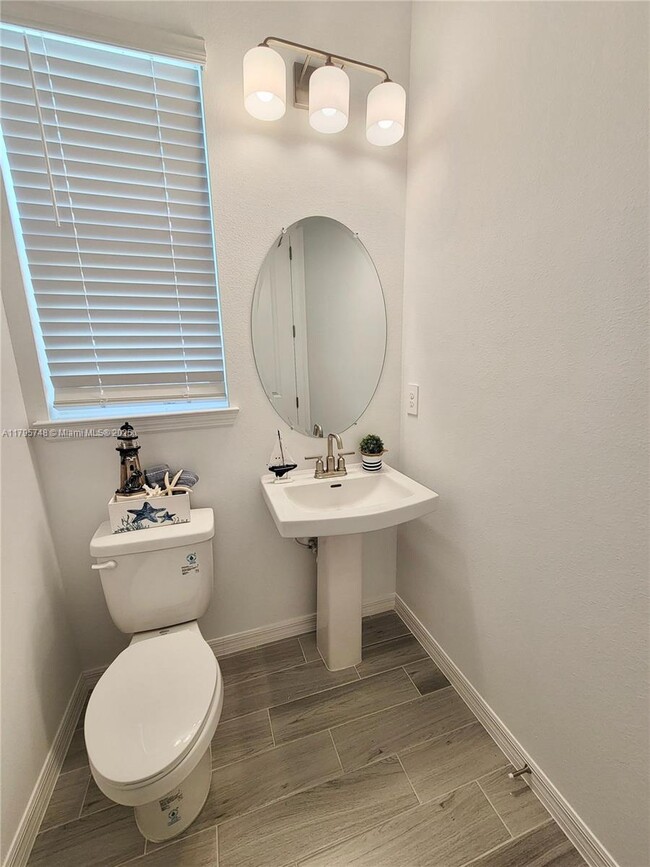 Building Photo - 5647 Ficus Aurea St
