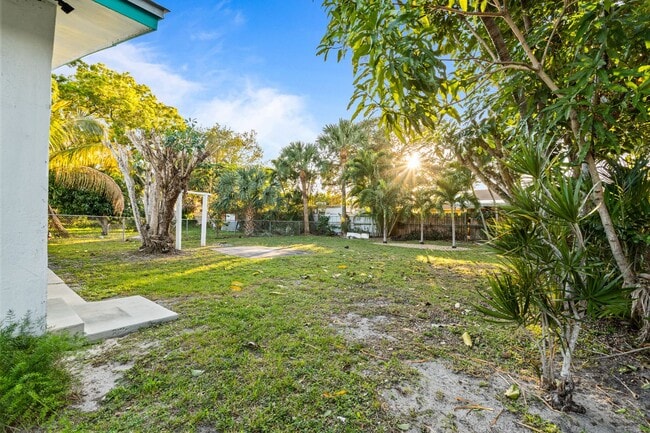 Building Photo - Comfortable Oakland Park Living - 3BR with Outdoor Space